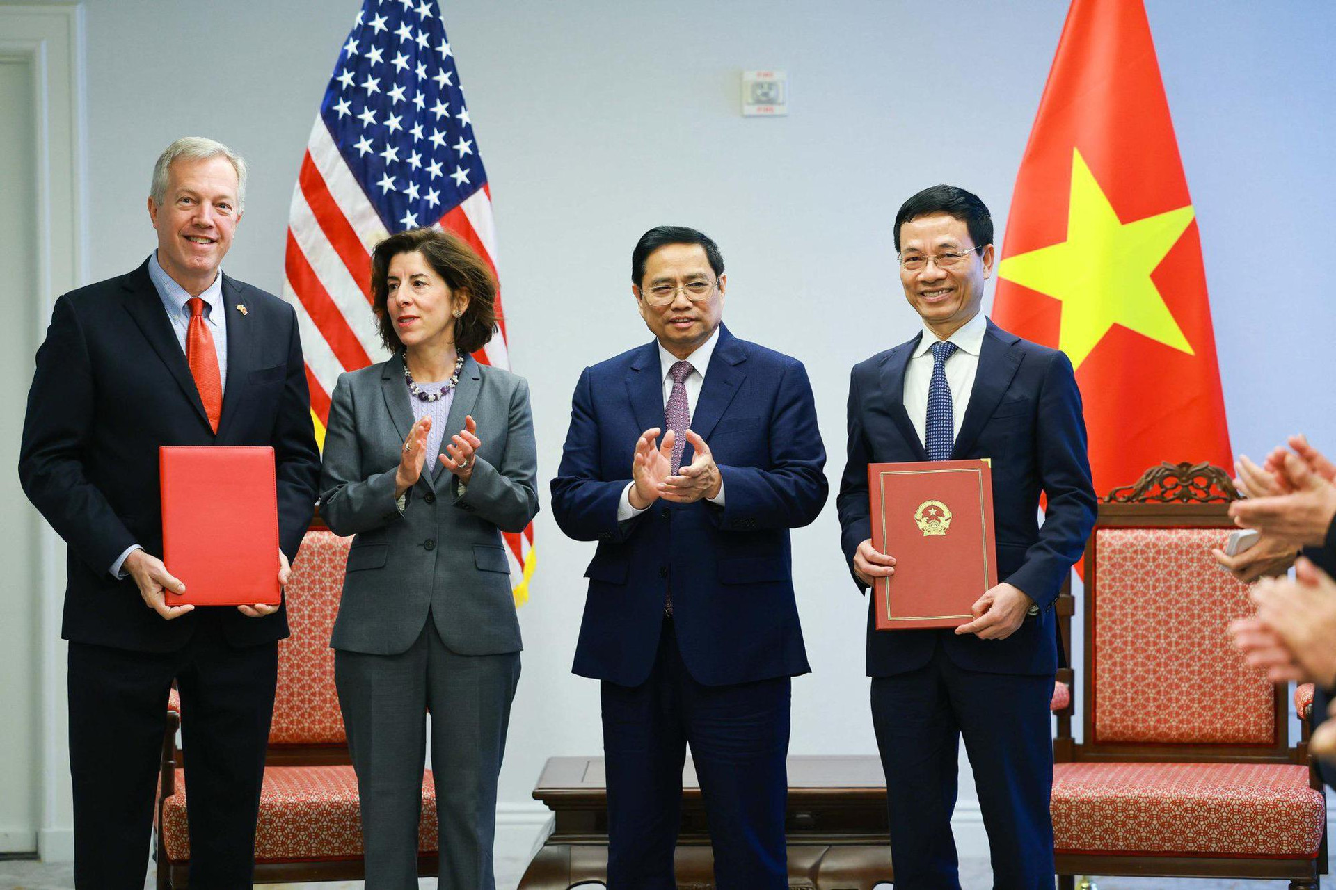 Bộ trưởng TT-TT cùng nguyên Đại sứ Mỹ Ted Osius trao thỏa thuận hợp tác công nghệ số - Ảnh 1.