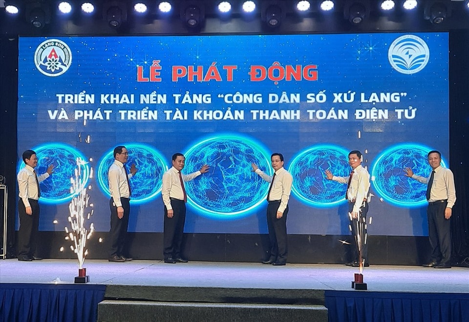 Các đại biểu phát động triển khai nền tảng “công dân số xứ Lạng“.