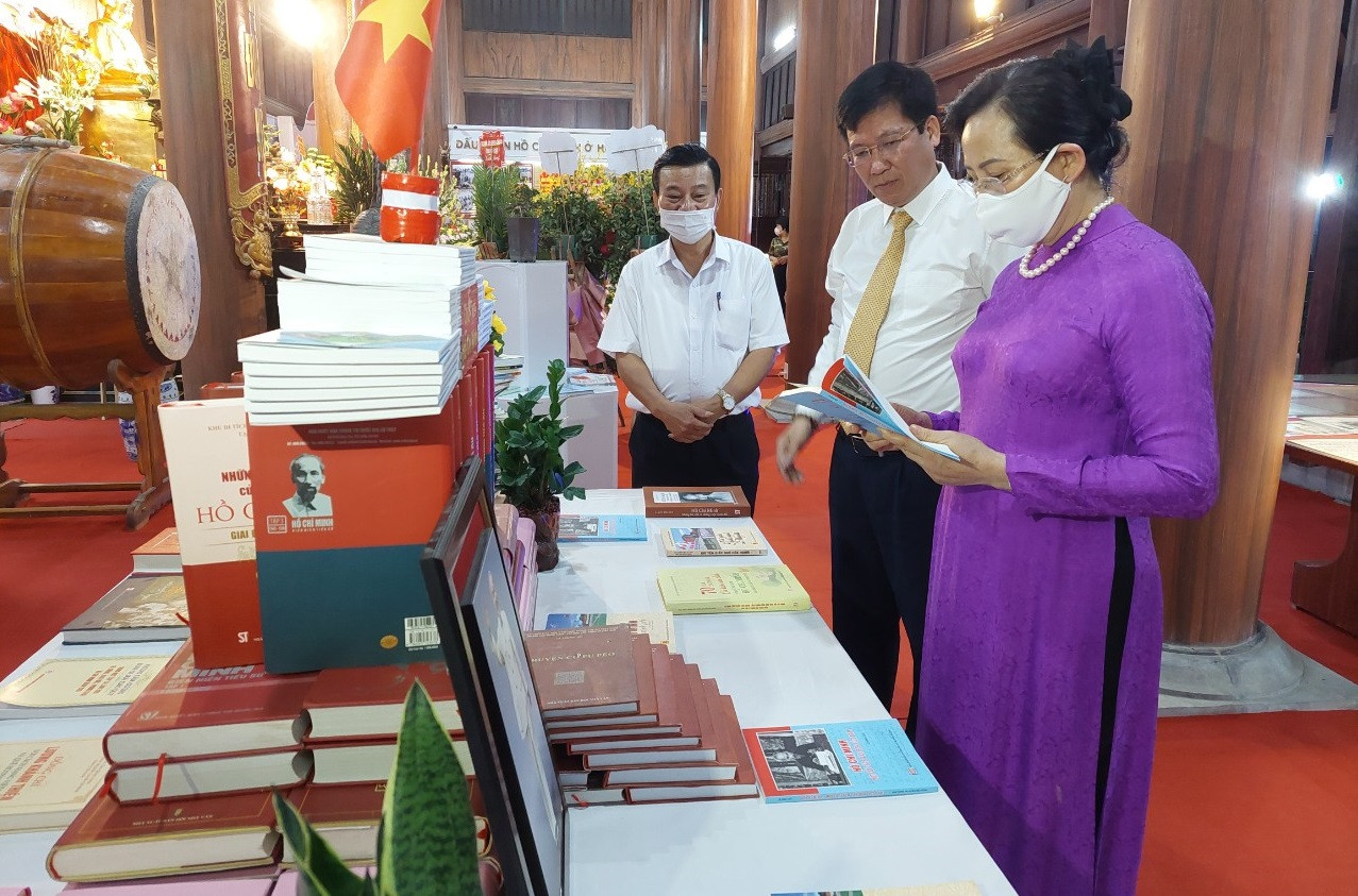 Triển lãm trưng bày sách và tư liệu ảnh về Chủ tịch Hồ Chí Minh - Ảnh 5.