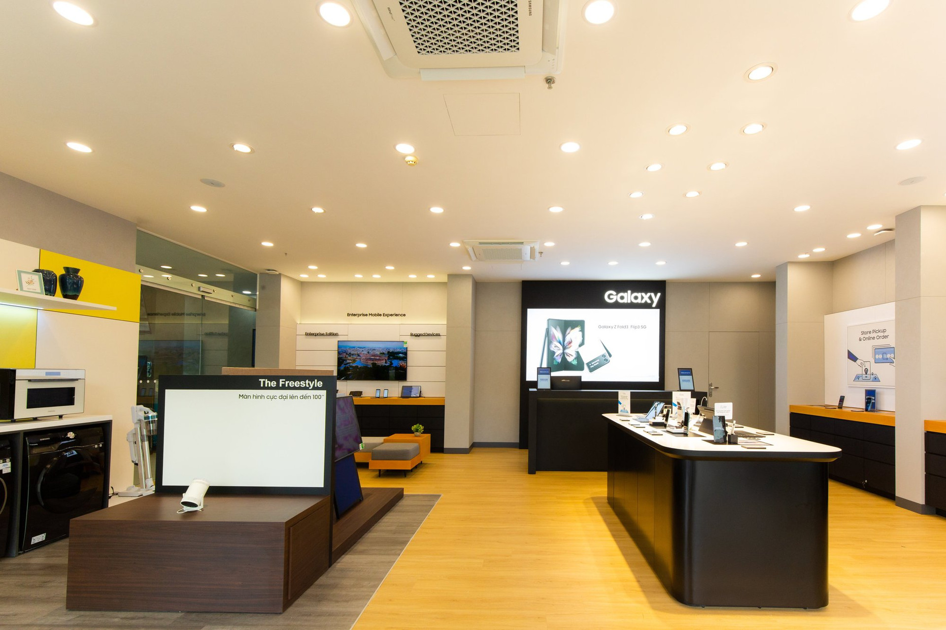 Cửa hàng ủy quyền cao cấp đầu tiên của Samsung tại miền Trung - Ảnh 1.