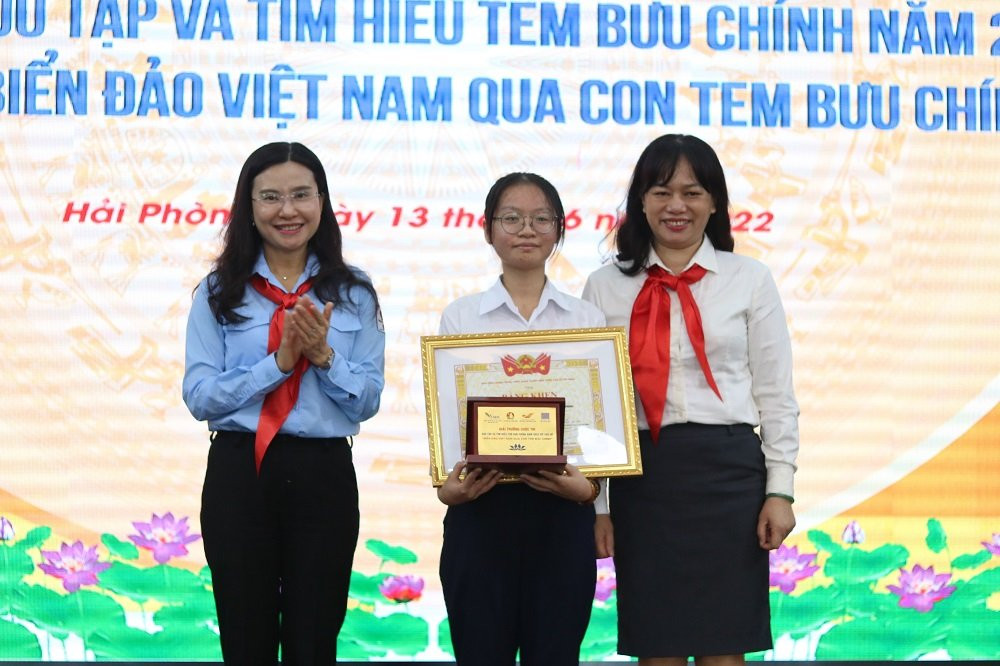 Học sinh Hải Phòng đạt giải đặc biệt thi tìm hiểu biển đảo Việt Nam qua tem bưu chính - Ảnh 1.