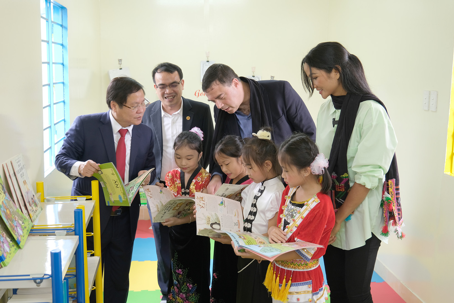 Đại sứ quán Israel trao tặng thư viện sách thân thiện cho học sinh Lai Châu - Ảnh 3.