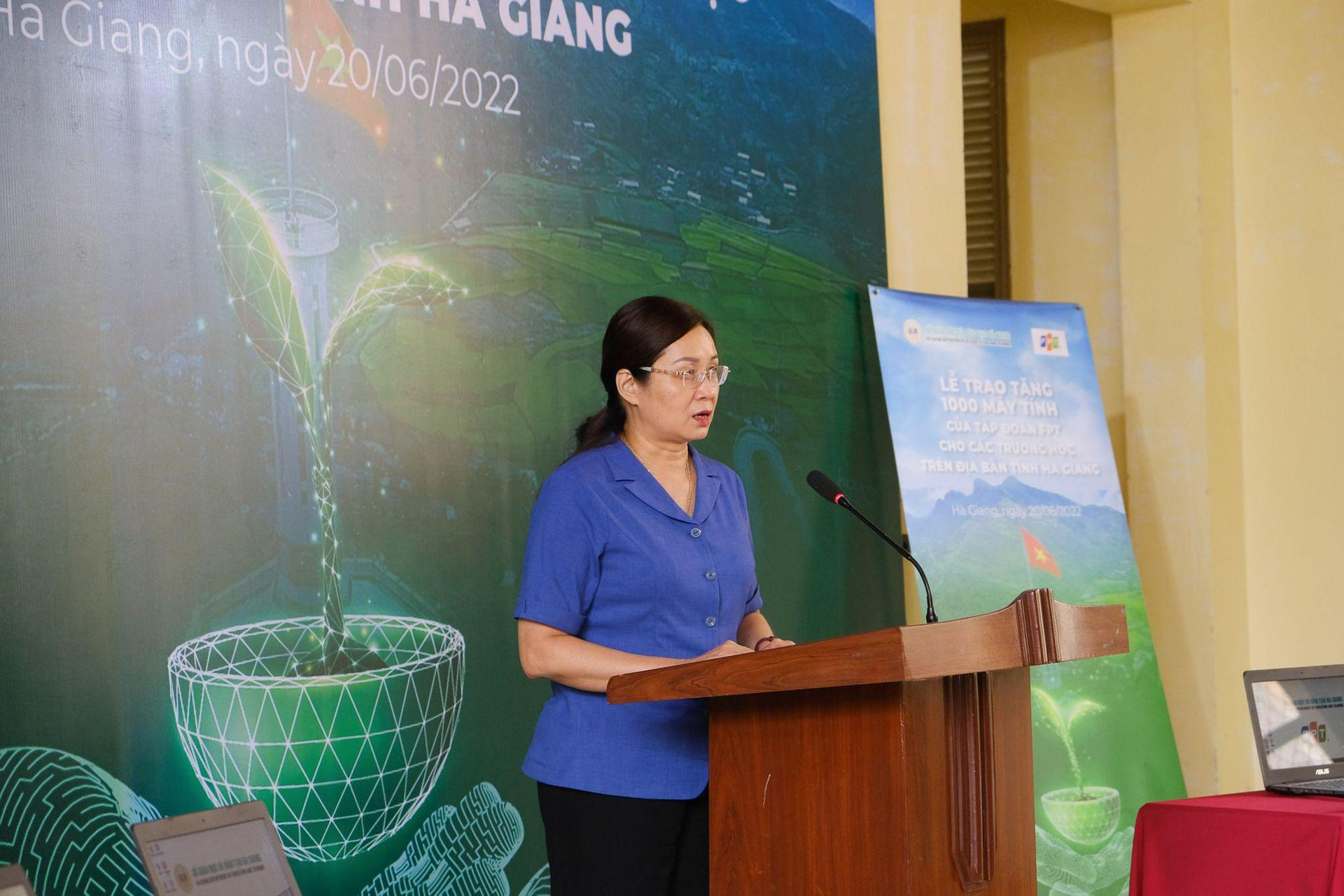Thúc đẩy CĐS trong giáo dục. FPT trao tặng 1.000 máy tính cho học sinh tỉnh Hà Giang - Ảnh 1.