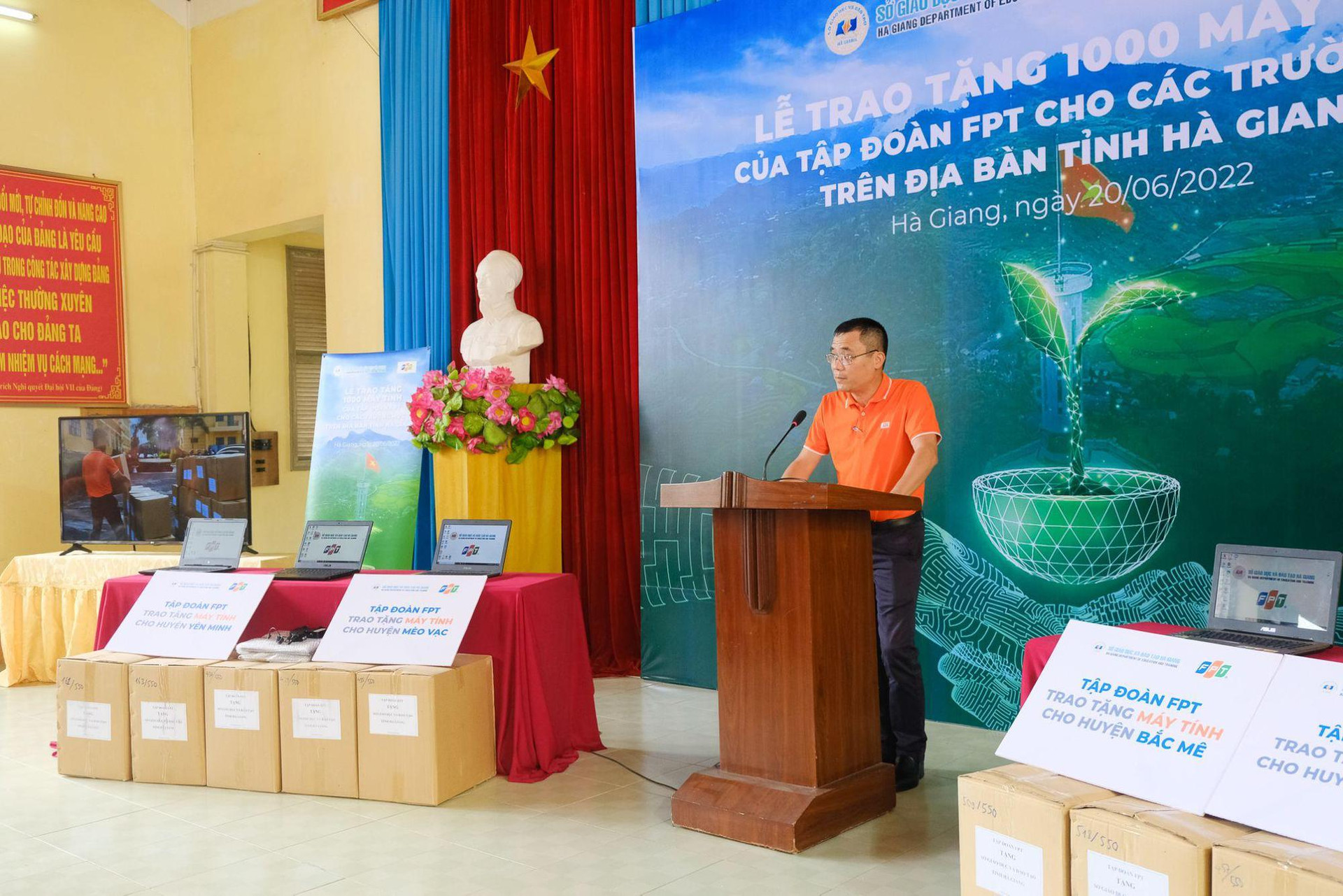 Thúc đẩy CĐS trong giáo dục. FPT trao tặng 1.000 máy tính cho học sinh tỉnh Hà Giang - Ảnh 2.