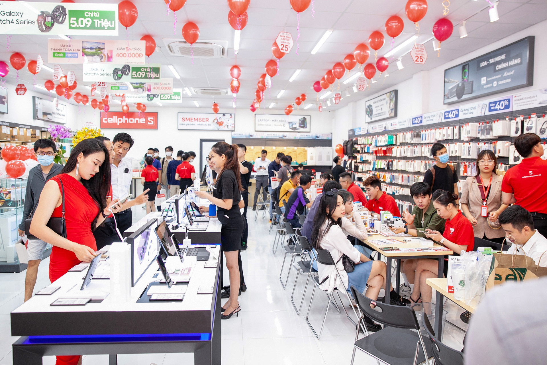 CellphoneS khai trương cửa hàng đầu tiên tại Đà Nẵng - Ảnh 1.