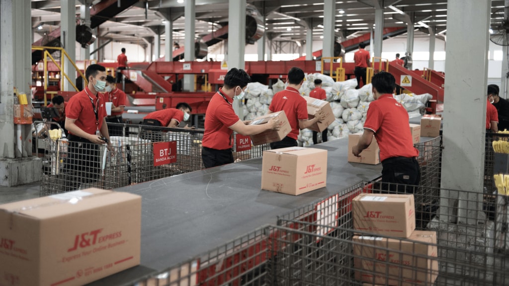 Nhân viên J&T Express gói hàng để chuẩn bị giao hàng / Ảnh: J&T Express