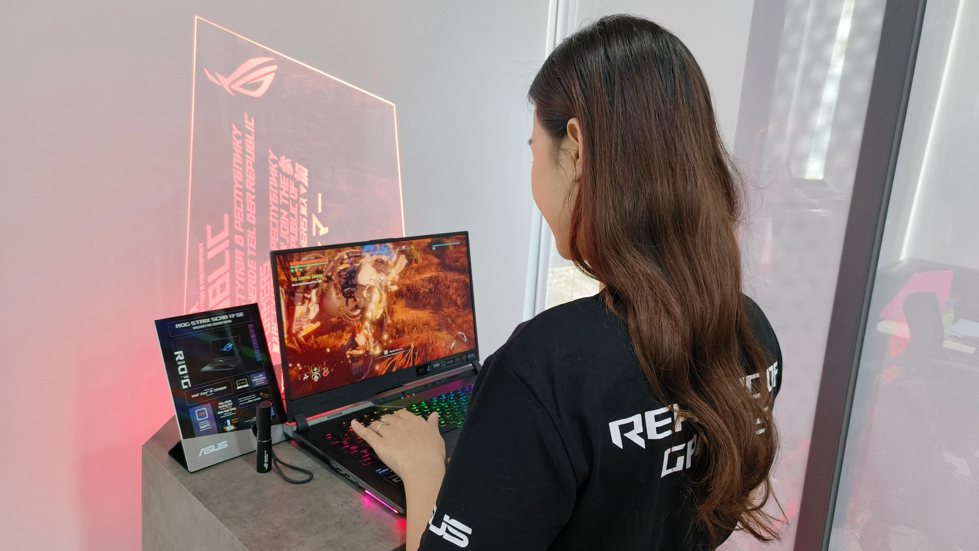 Laptop gaming dùng vi xử lý Intel Alder Lake HX đầu tiên tại Việt Nam - Ảnh 1.
