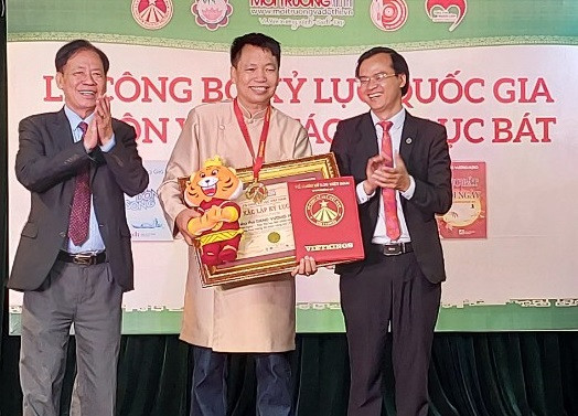 Công bố kỷ lục gia cho Tác phẩm Thơ Lục Bát có số trang nhiều nhất Việt Nam - Ảnh 1.