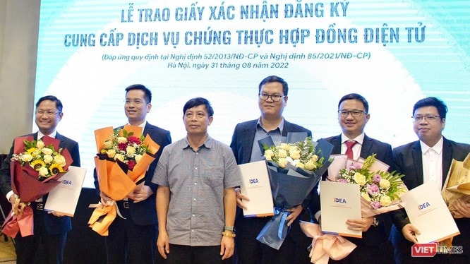 Cục trưởng Cục Thương mại điện tử và Kinh tế số Đặng Hoàng Hải trao Giấy xác nhận đăng ký cung cấp dịch vụ chứng thực hợp đồng điện tử cho 5 doanh nghiệp 