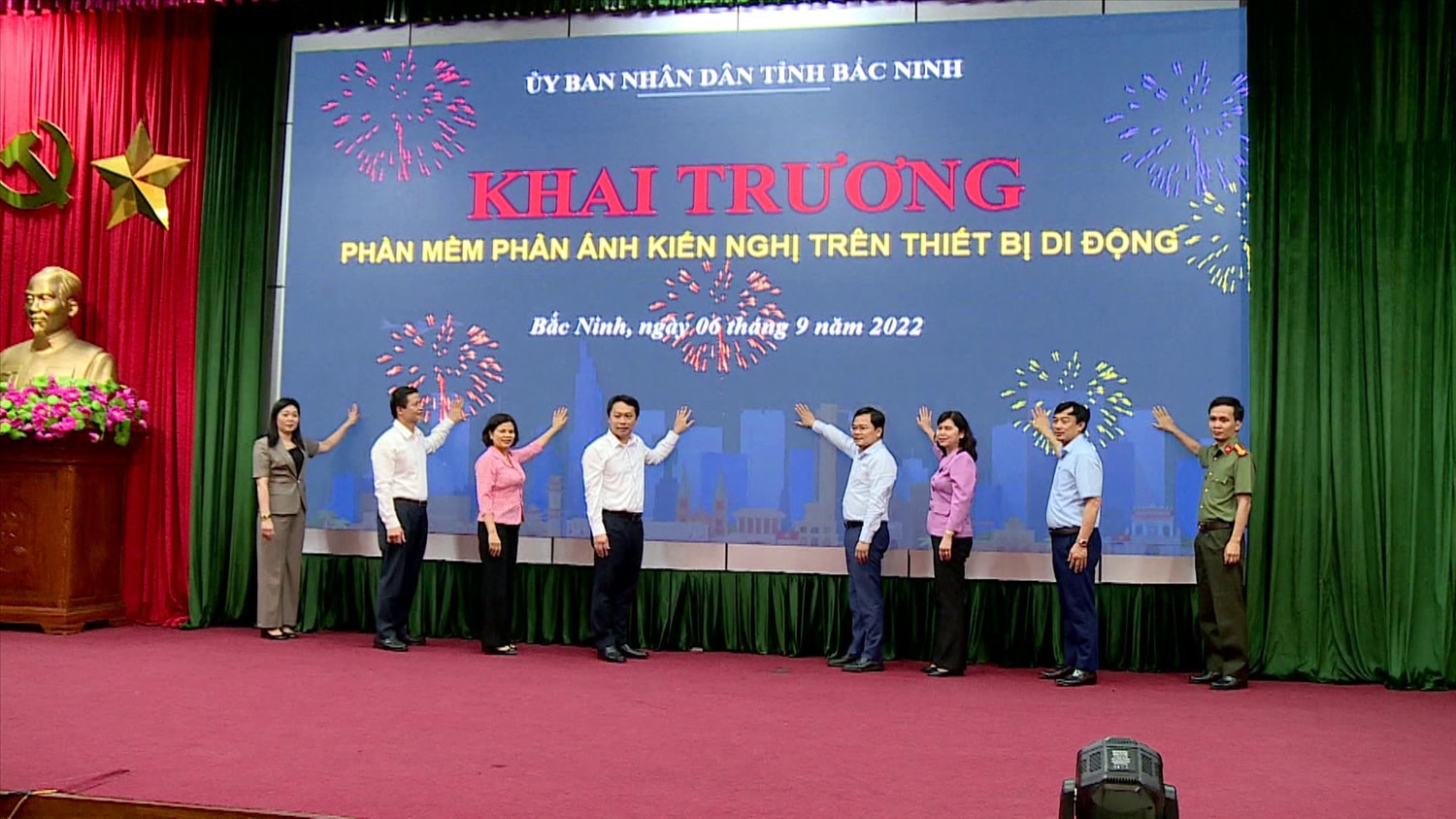 Lãnh đạo tỉnh Bắc Ninh và Bộ Thông tin và Truyền thông thực hiện nghi thức khai trương phần mềm tiếp nhận kiến nghị, phản ánh trên thiết bị di động