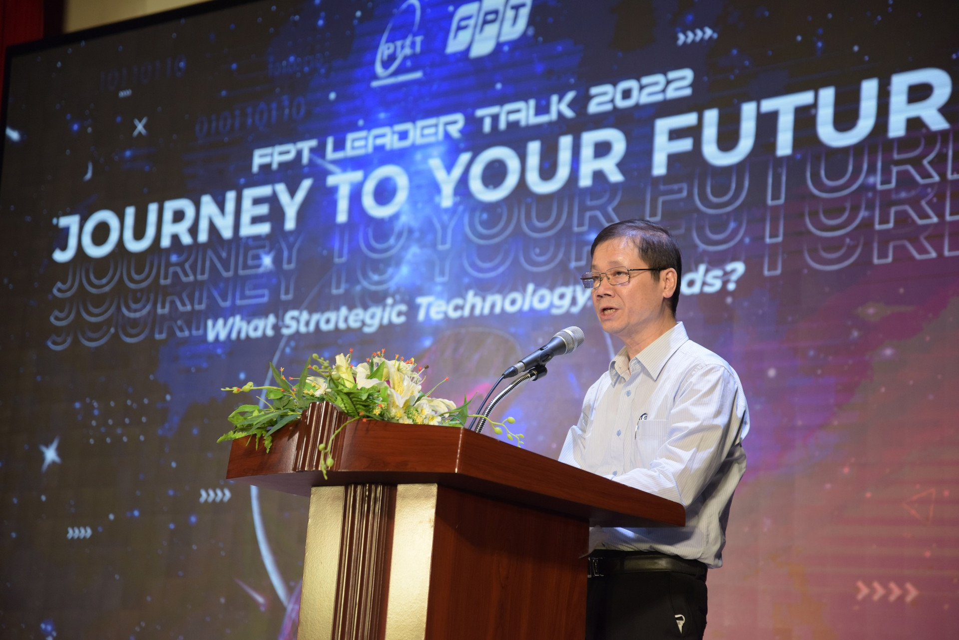 Sếp FPT giới thiệu vũ trụ ảo, blockchain cho sinh viên công nghệ - Ảnh 1.