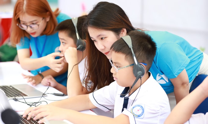 Học sinh tiếp cận chương trình tiếng Anh trực tuyến của Edupia. Ảnh công ty cung cấp