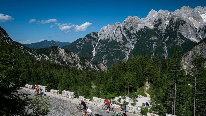 Ngay cả ở những nơi xa xôi như hẻm núi Vršič, Slovenia, người ta cũng có thể bắt gặp cửa hiệu nhận thanh toán bằng tiền mã hóa (Ảnh: Getty)