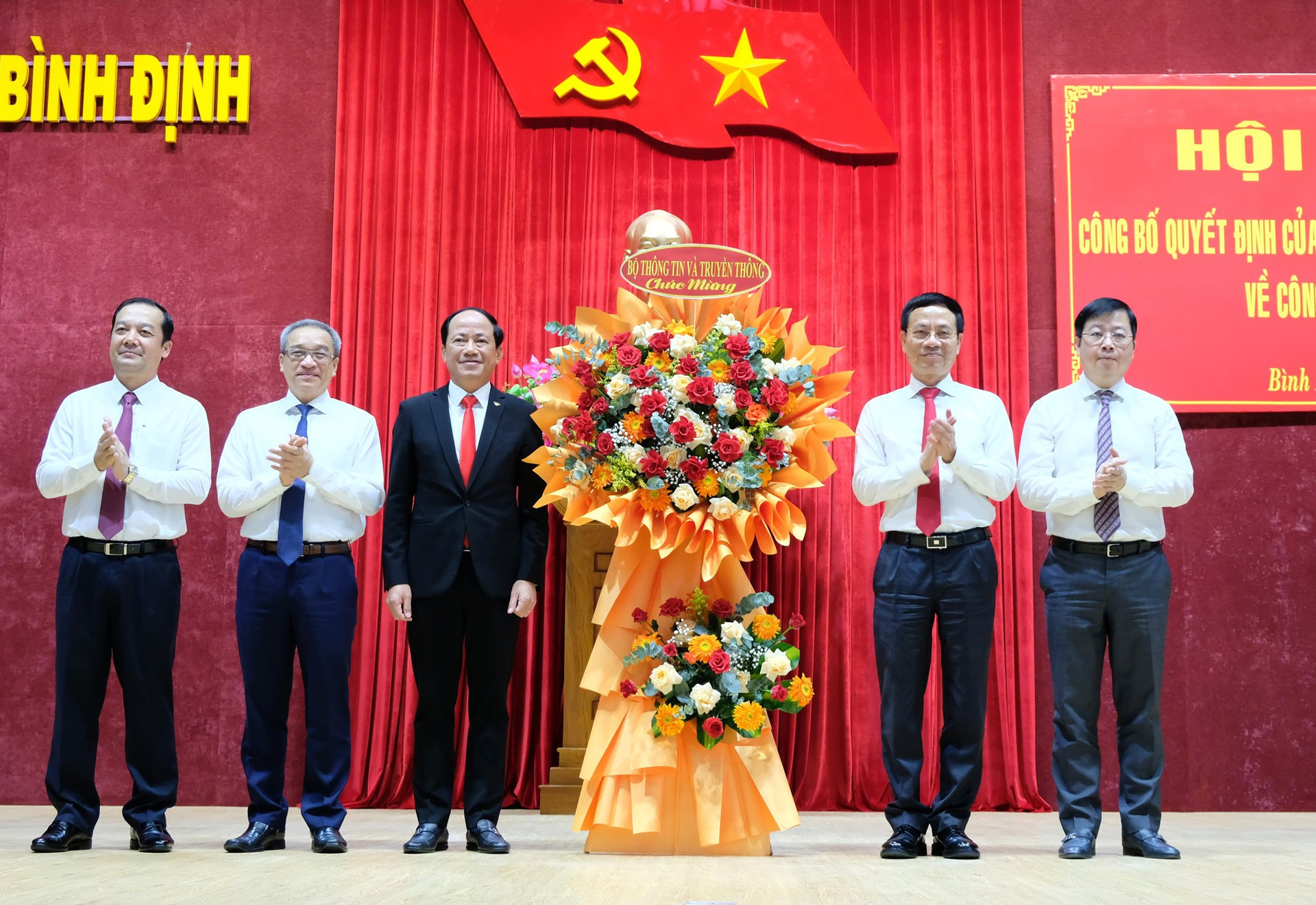 Công bố quyết định điều động ông Phạm Anh Tuấn làm Phó Bí thư Tỉnh ủy Bình Định - Ảnh 3.