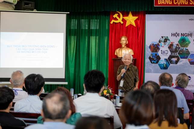 PGS.TS. Nguyễn Tác An, nguyên Viện trưởng Viện Hải dương học trình bày tham luận trong phiên toàn thể