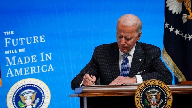 Tổng thống Mỹ Joe Biden ký đạo luật CHIPS. Ảnh E&T