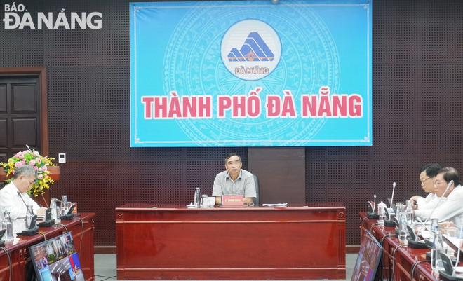 Chủ tịch UBND thành phố Lê Trung Chinh chủ trì cuộc họp. Ảnh: M.Q