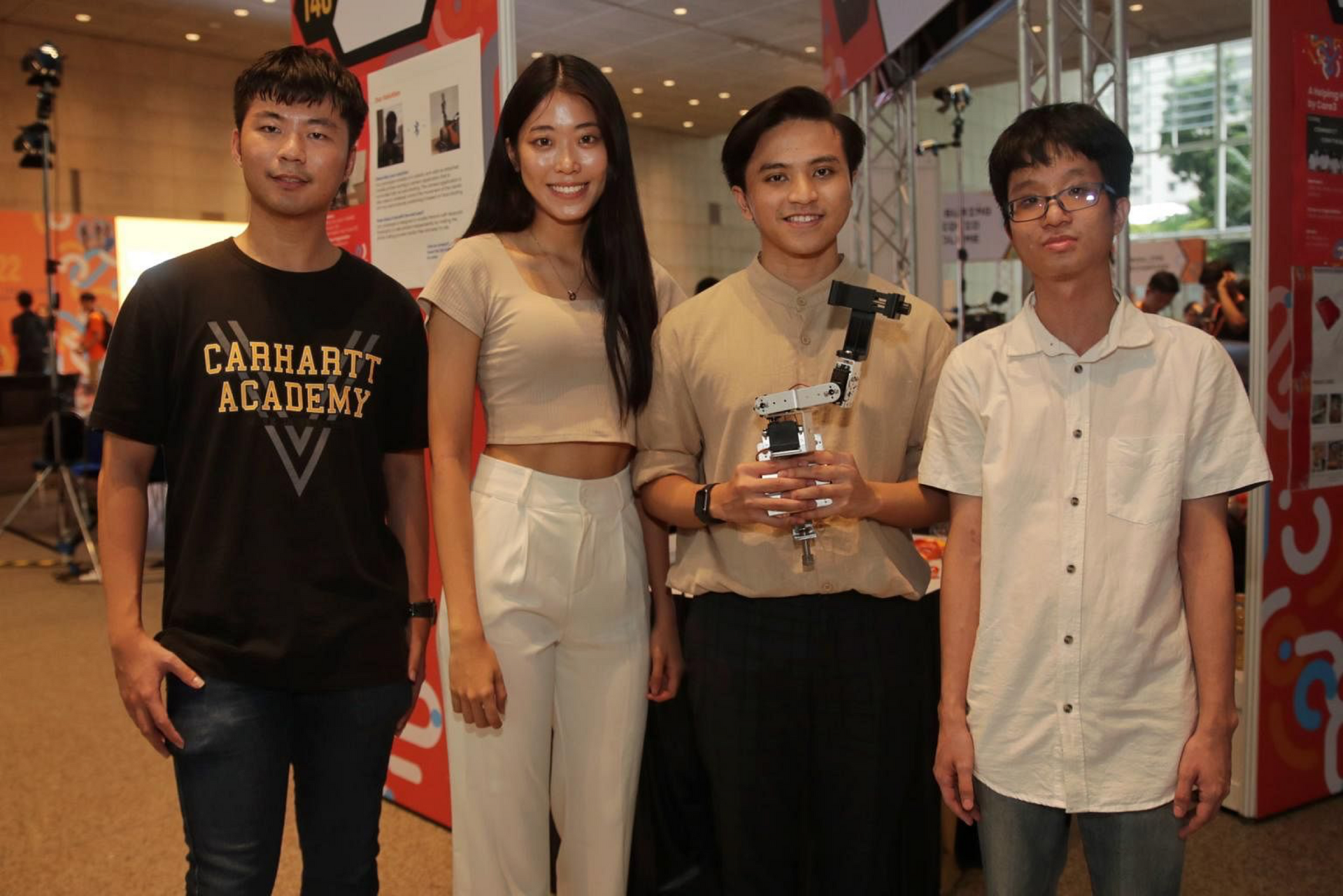 Những sáng chế hay của học sinh, sinh viên Singapore dành cho người khuyết tật - Ảnh 2.