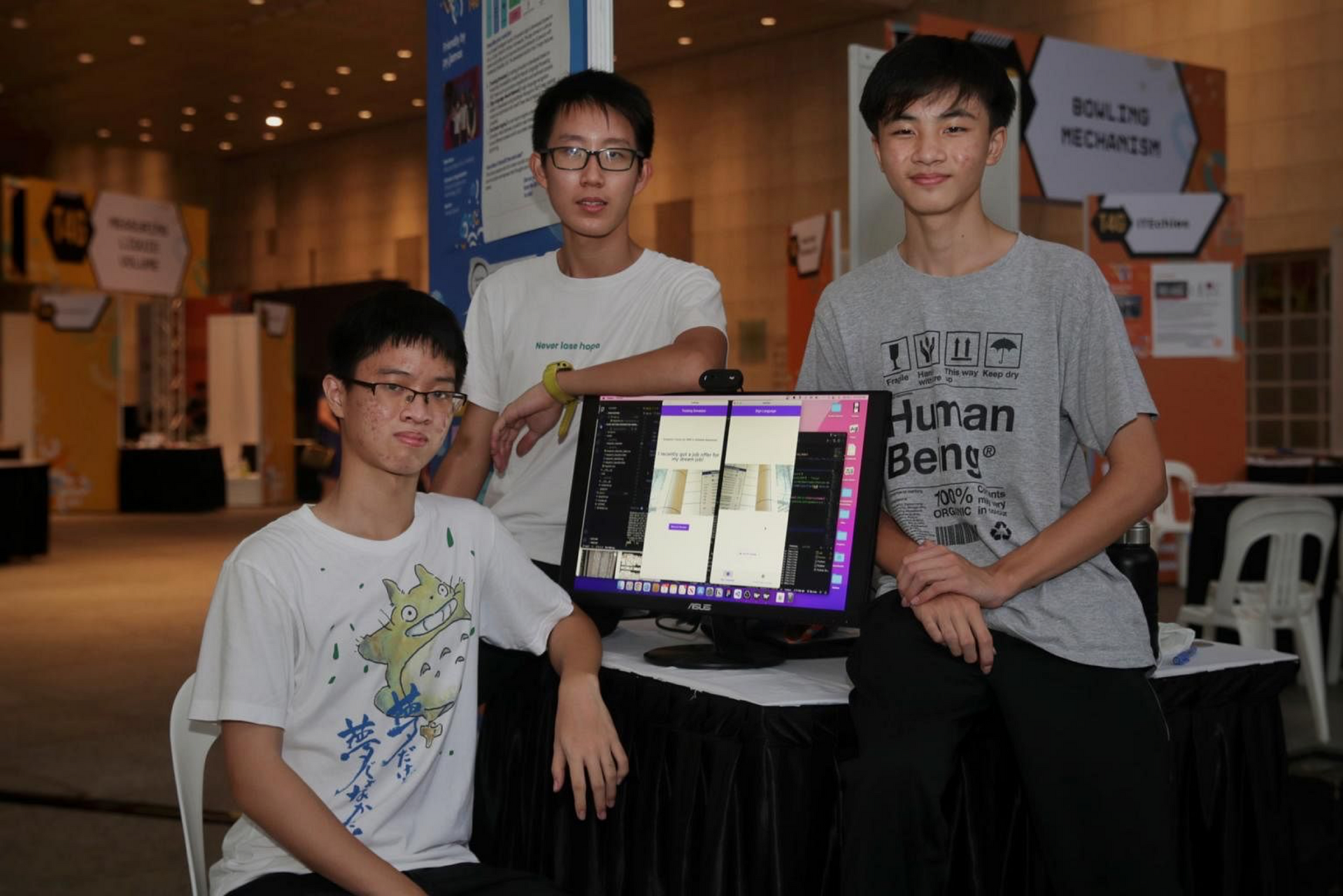 Những sáng chế hay của học sinh, sinh viên Singapore dành cho người khuyết tật - Ảnh 3.
