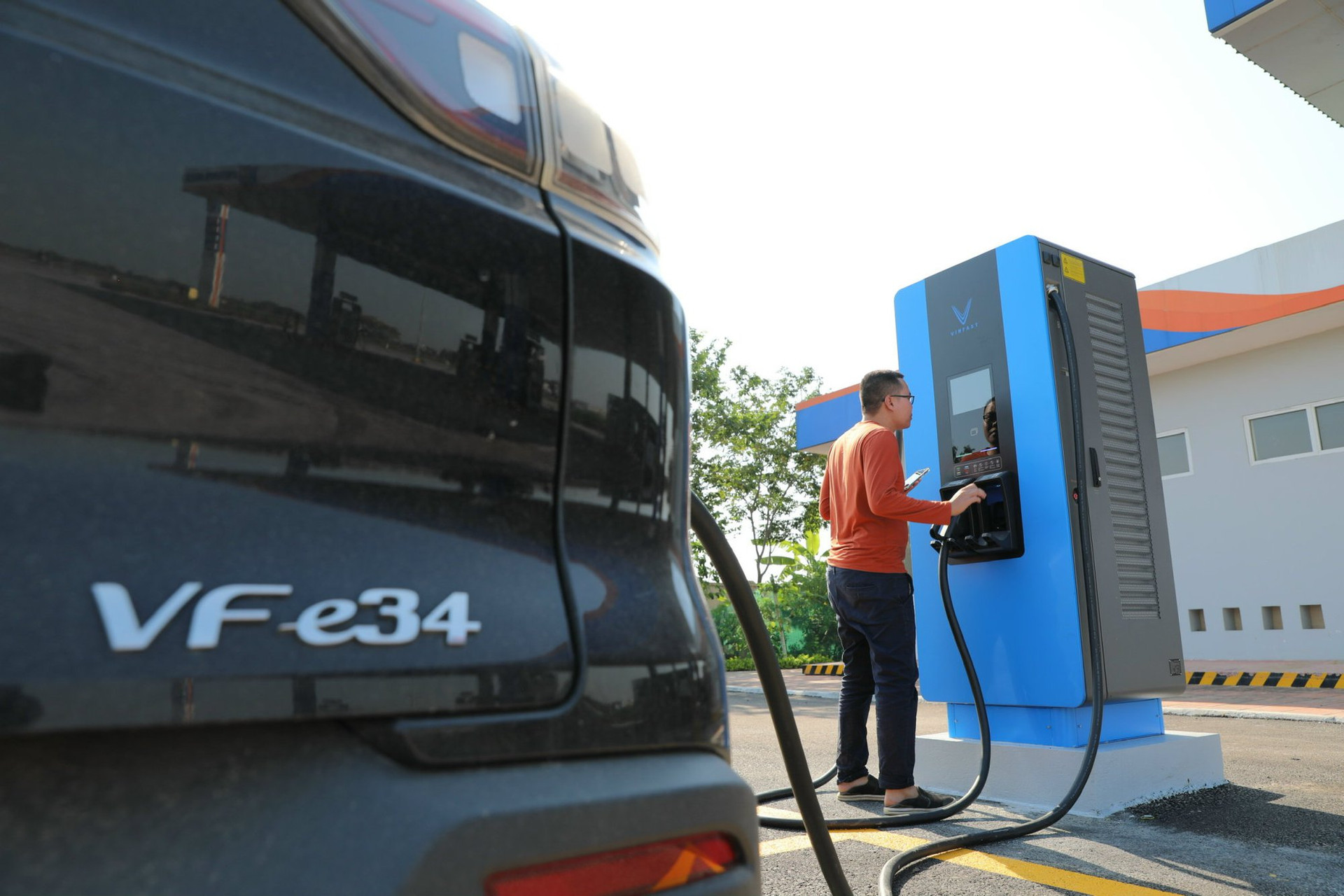 VinFast và Petrolimex khai trương dịch vụ trạm sạc xe điện  - Ảnh 1.