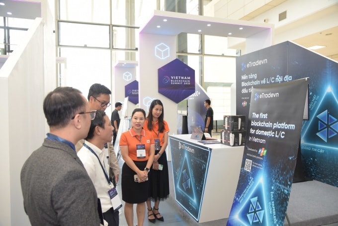 Gian hàng của eTradevn lần đầu tiên ra mắt tại Vietnam Blockchain Summit 2022. Đây là nền tảng tối ưu việc xử lý toàn trình giao dịch tín dụng thư (L/C) nội địa, do FPT phát triển.