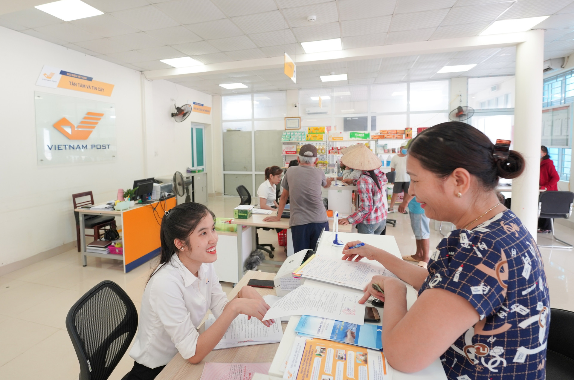 Bưu điện tỉnh Bình Định có thể tham gia 4/5 bước giải quyết TTHC - Ảnh 1.