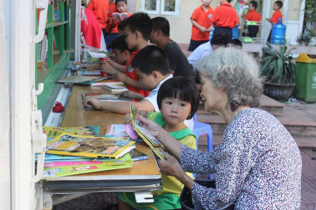 Thư viện lưu động mang sách đến cho người dân tỉnh Nam Định
