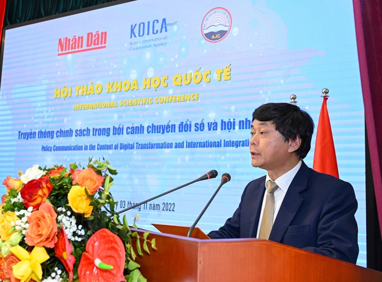 PGS.TS. Phạm Minh Sơn, Giám đốc Học viện Báo chí và Tuyên truyền báo cáo đề dẫn Hội thảo.
