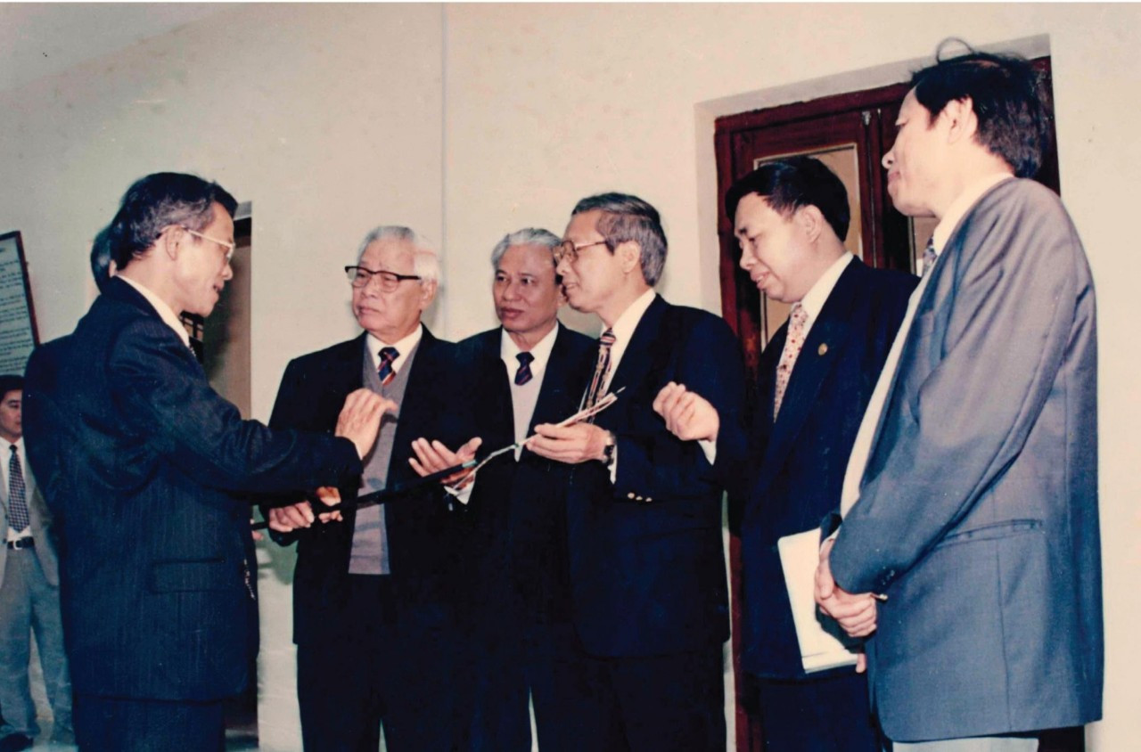 Thủ tướng Chính phủ Võ Văn Kiệt nghe lãnh đạo ngành Bưu Điện báo cáo về định hướng phát triển cáp quang. Ảnh  tư liệu