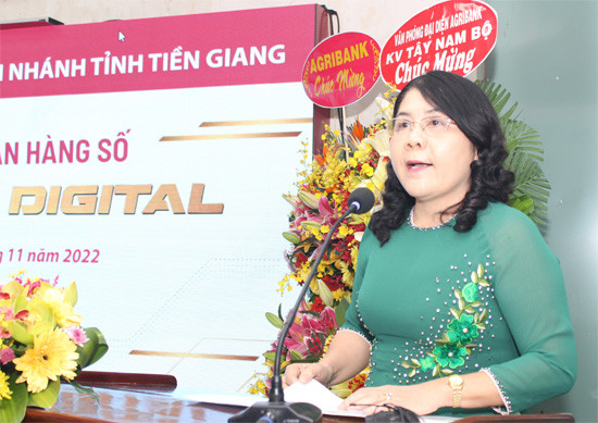 Bà Nguyễn Thị Đậm, Giám đốc Ngân hàng Nhà nước Tiền Giang phát biểu chúc mừng và chỉ đạo