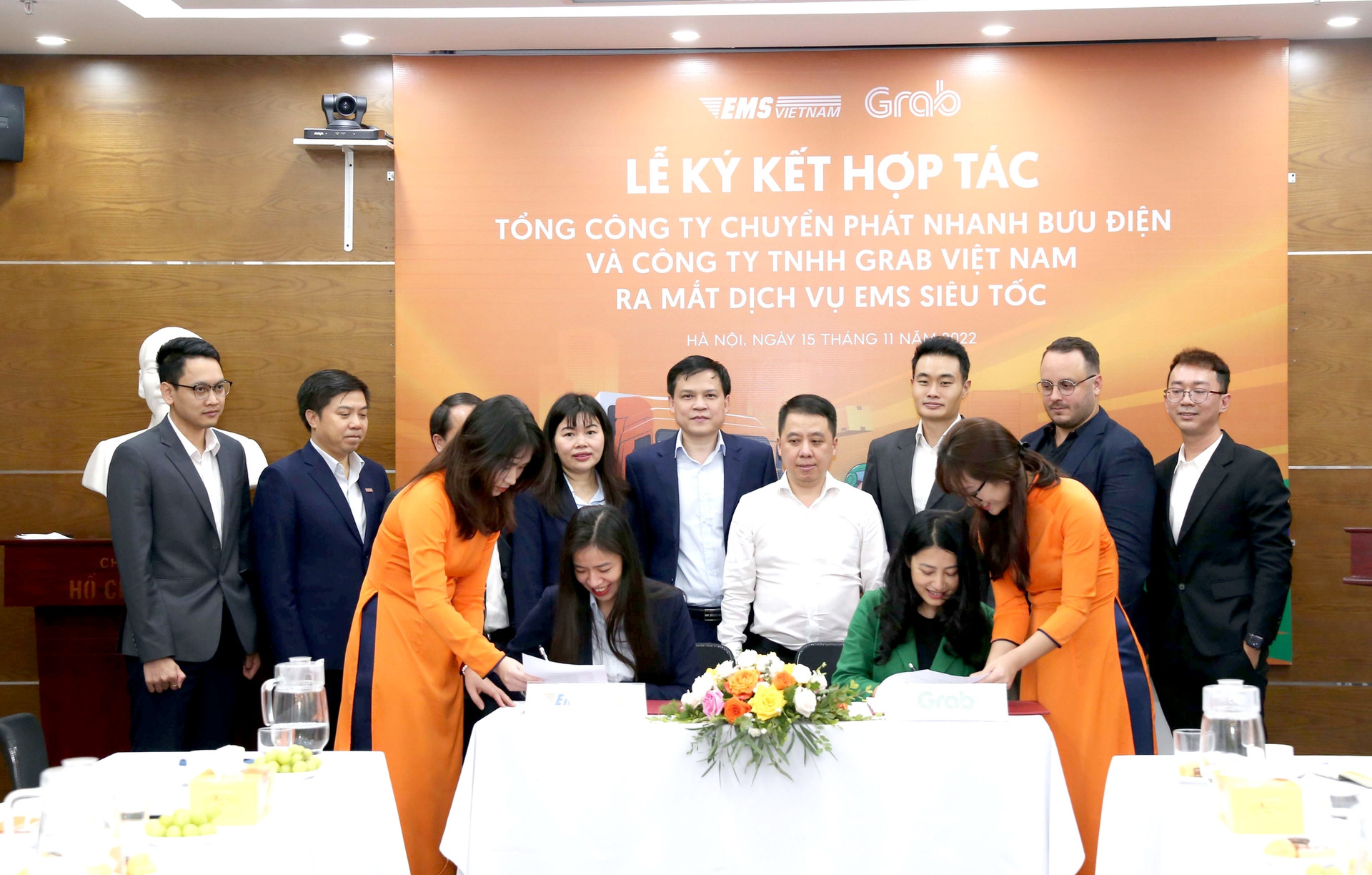 EMS Việt Nam và Grab triển khai dịch vụ siêu tốc tại 3 thành phố lớn - Ảnh 1.