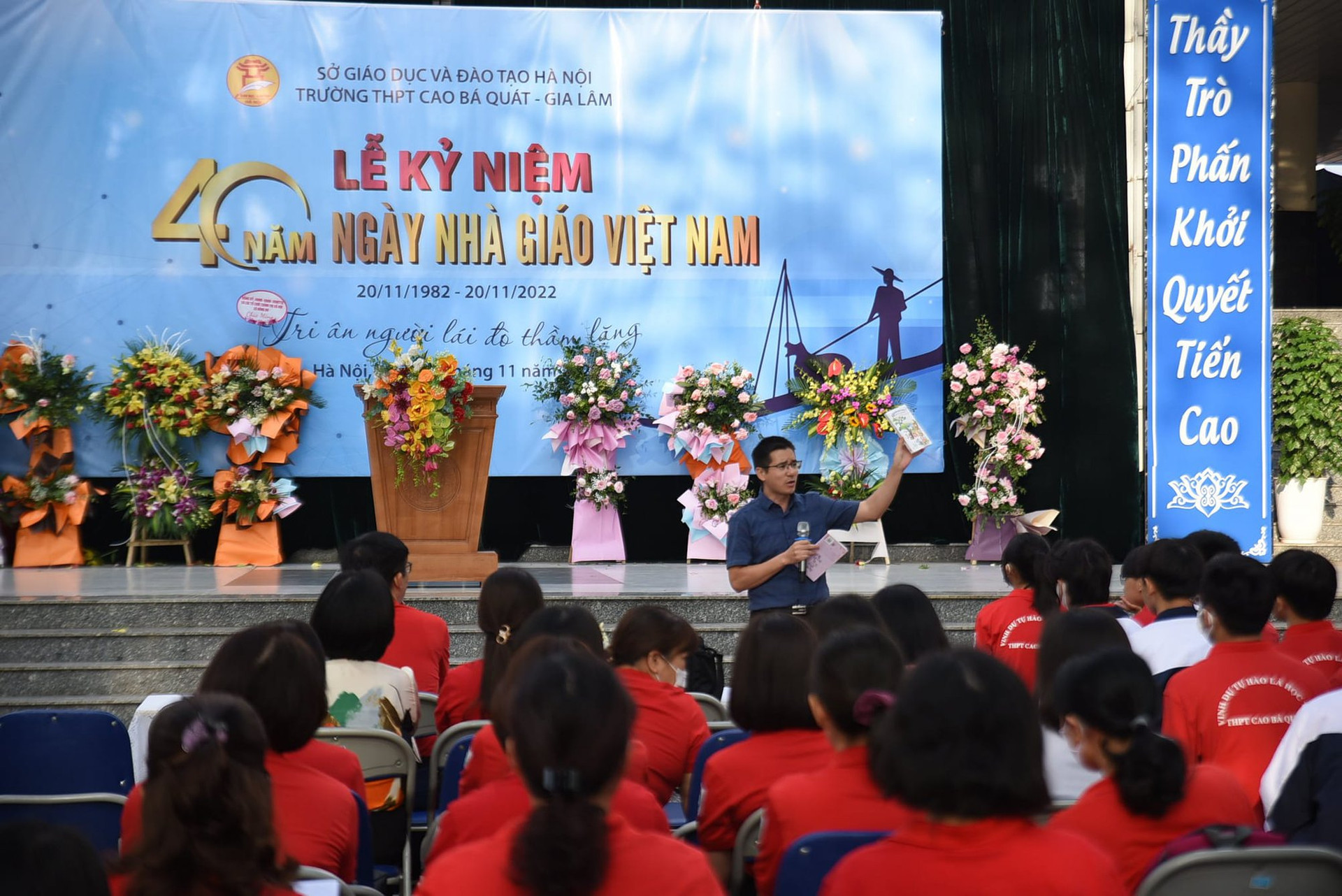 Ông Nguyễn Quốc Vương nói chuyện về văn hóa đọc tại trường THPT Cao Bá Quát!
