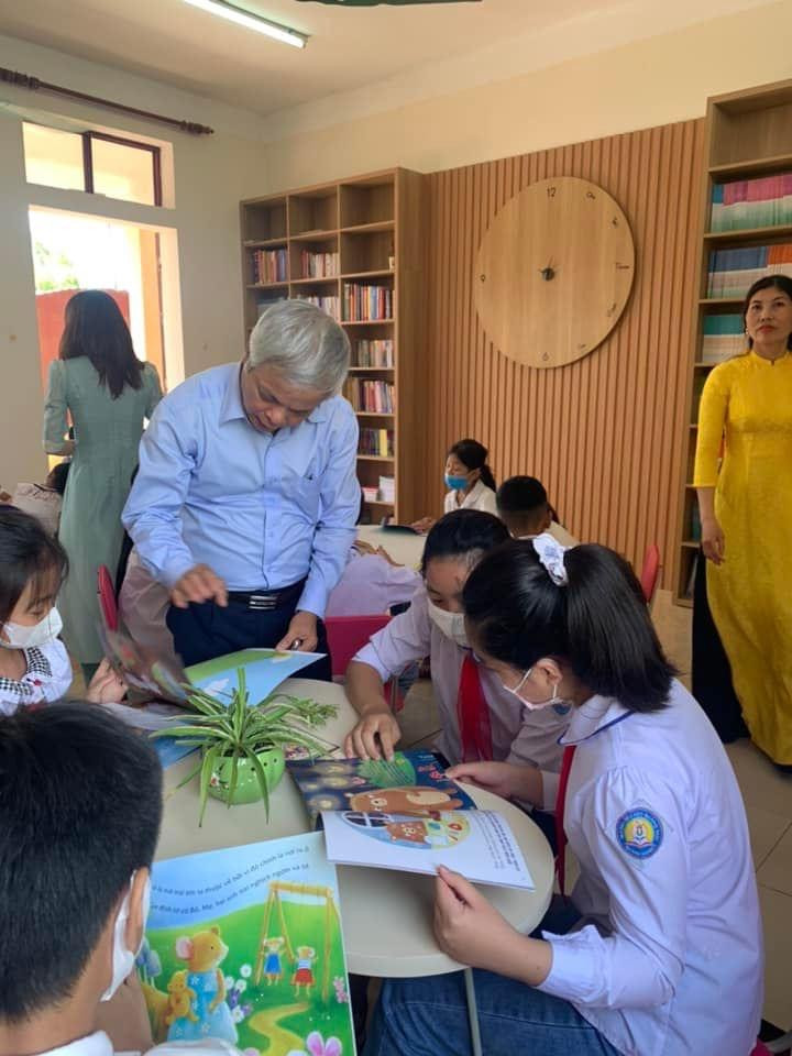 Nhà báo Uông Ngọc Dậu và các học sinh trường Quảng Thái trong thư viện