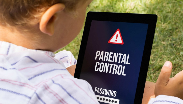 10 điều cha mẹ có thể làm để giữ an toàn cho con mình trên môi trường online - Ảnh 1.