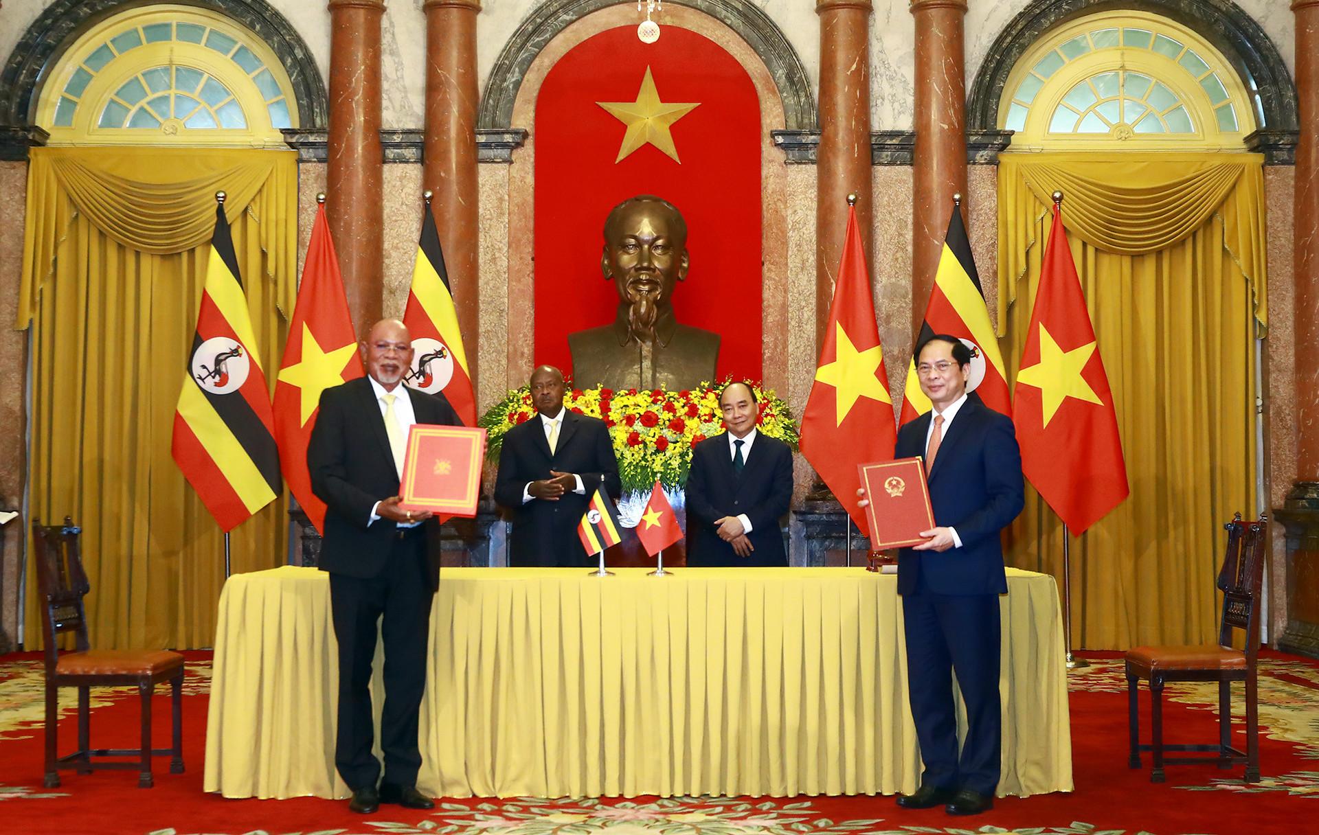 Chủ tịch nước và Tổng thống Uganda chứng kiến ký kết hợp tác thông tin truyền thông - Ảnh 1.