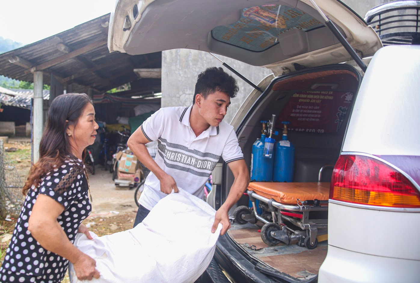 Chàng trai trẻ 9X cùng hàng nghìn chuyến xe miễn phí chở bệnh nhân nghèo về Hà Giang - Ảnh 1.