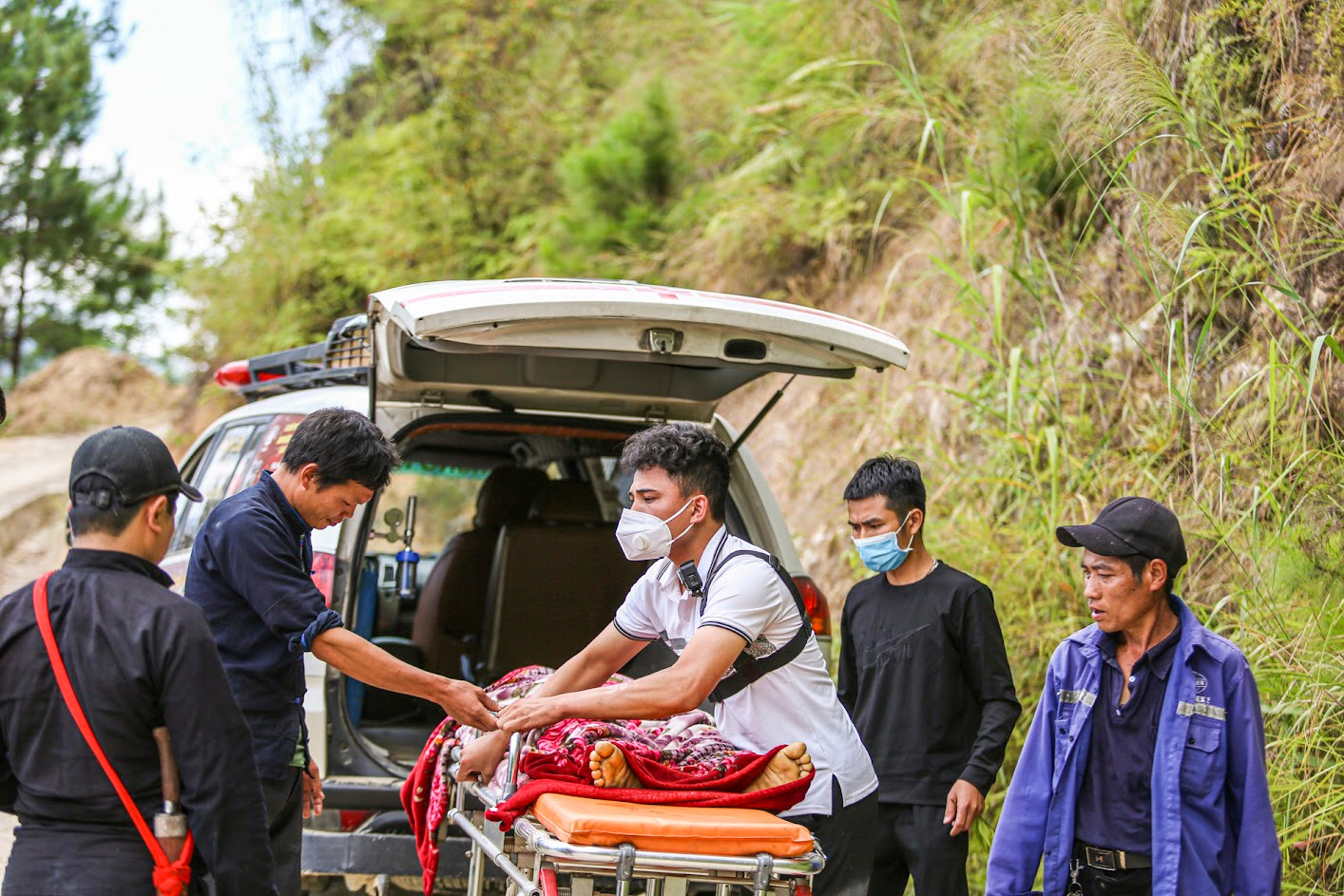 Chàng trai trẻ 9X cùng hàng nghìn chuyến xe miễn phí chở bệnh nhân nghèo về Hà Giang - Ảnh 5.