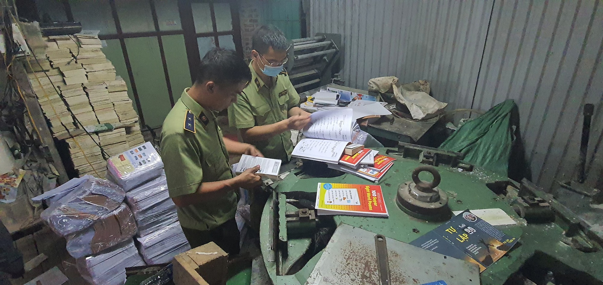 Quản lý thị trường thu giữ gần 4 tấn sách giả tại Hà Nội. Ảnh: Tổng cục Quản lí thị trường