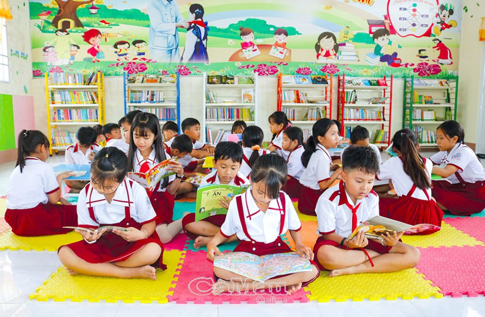 Học sinh Trường Tiểu học Trần Thới 1 (huyện Cái Nước, tỉnh Cà Mau) đọc sách tại thư viện. Ảnh: baocamau.com.vn