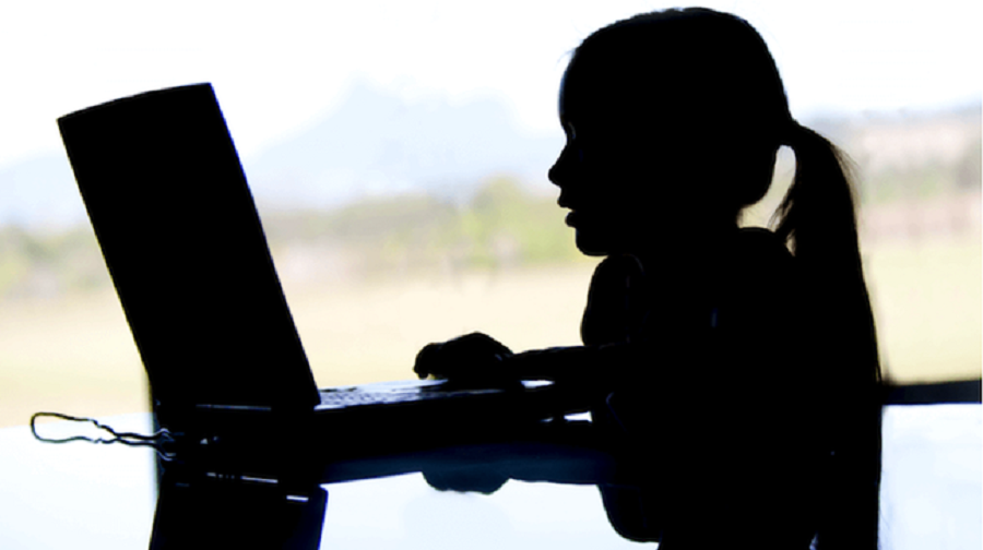 Dấu hiệu trẻ em có nguy cơ trở thành mục tiêu của lạm dụng tình dục online - Ảnh 1.
