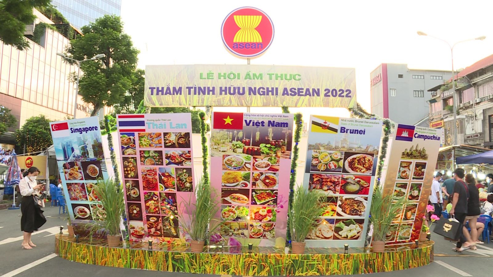 Lễ hội Ẩm thực “Thắm tình hữu nghị ASEAN 2022 cho du khách nhiều trải nghiệm - Ảnh 1.