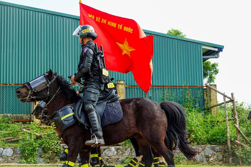 Kỵ binh CSCĐ thuần dưỡng ngựa nơi thao trường đầy nắng gắt - Ảnh 10.