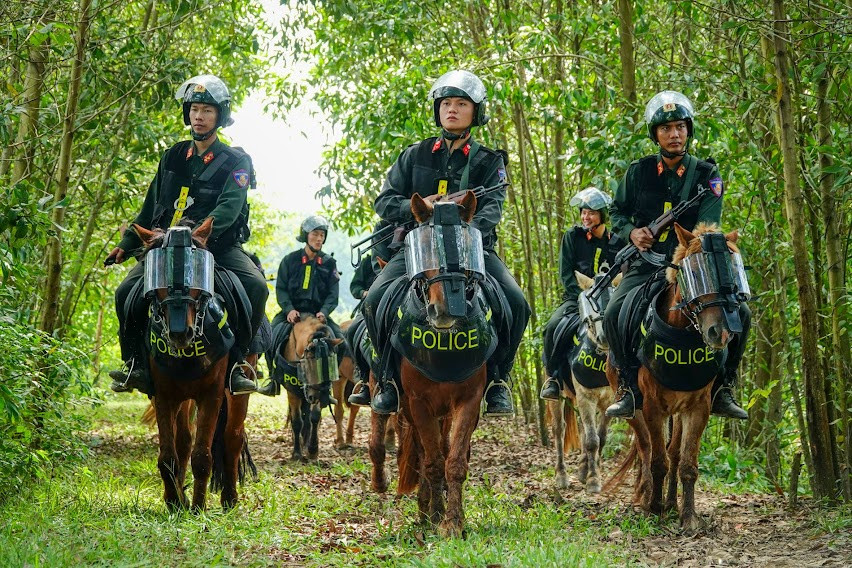 Kỵ binh CSCĐ thuần dưỡng ngựa nơi thao trường đầy nắng gắt - Ảnh 1.