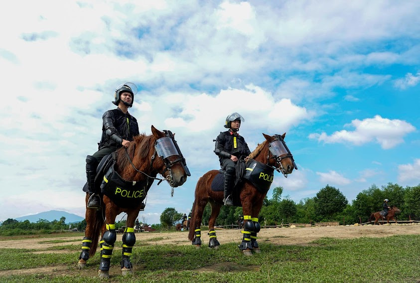 Kỵ binh CSCĐ thuần dưỡng ngựa nơi thao trường đầy nắng gắt - Ảnh 2.