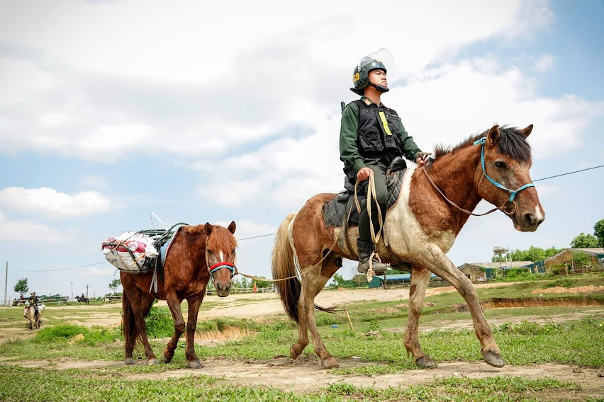 Kỵ binh CSCĐ thuần dưỡng ngựa nơi thao trường đầy nắng gắt - Ảnh 6.