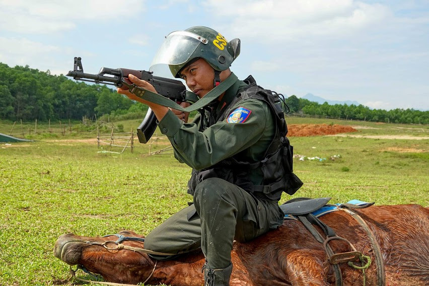 Kỵ binh CSCĐ thuần dưỡng ngựa nơi thao trường đầy nắng gắt - Ảnh 7.