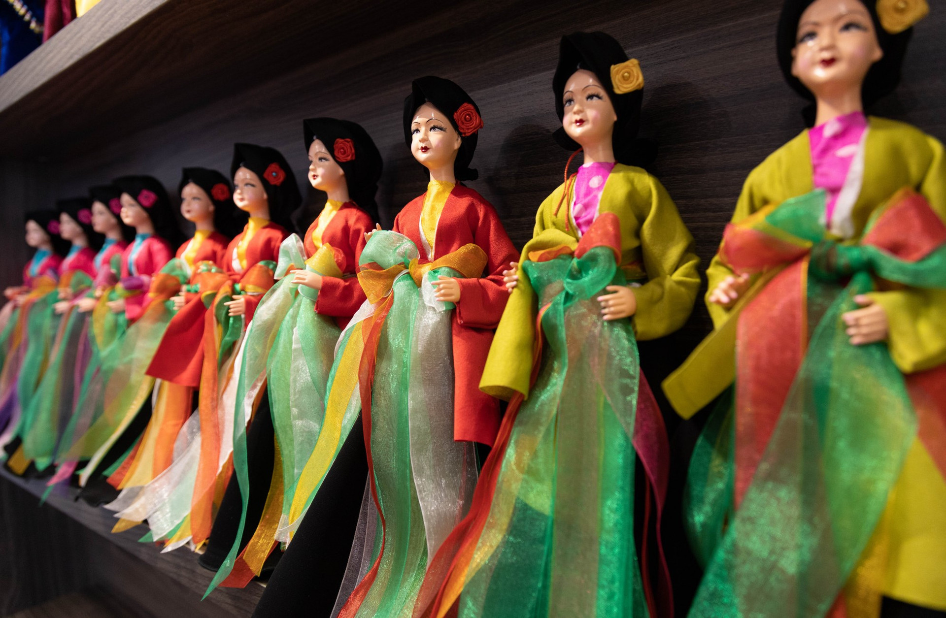 Độc đáo trang phục 54 dân tộc trên những cô búp bê - Ảnh 4.