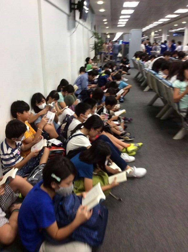 Học sinh Nhật Bản có thể đọc sách ở mọi lúc, mọi nơi