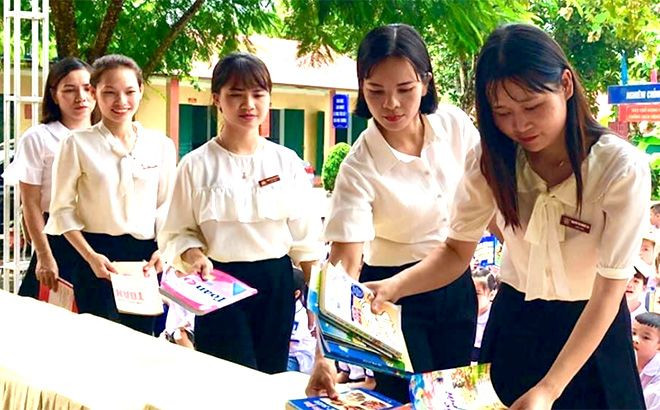 Giáo viên Trường Tiểu học và THCS Văn Phú, thành phố Yên Bái đóng góp sách trong Lễ phát động phong trào “Góp một cuốn sách để đọc ngàn cuốn”