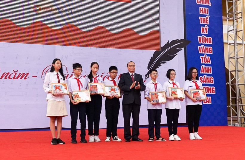 Lãnh đạo Sở GD&ĐT Hải Phòng khen tặng học sinh đoạt giải trong một cuộc thi giới thiệu sách
